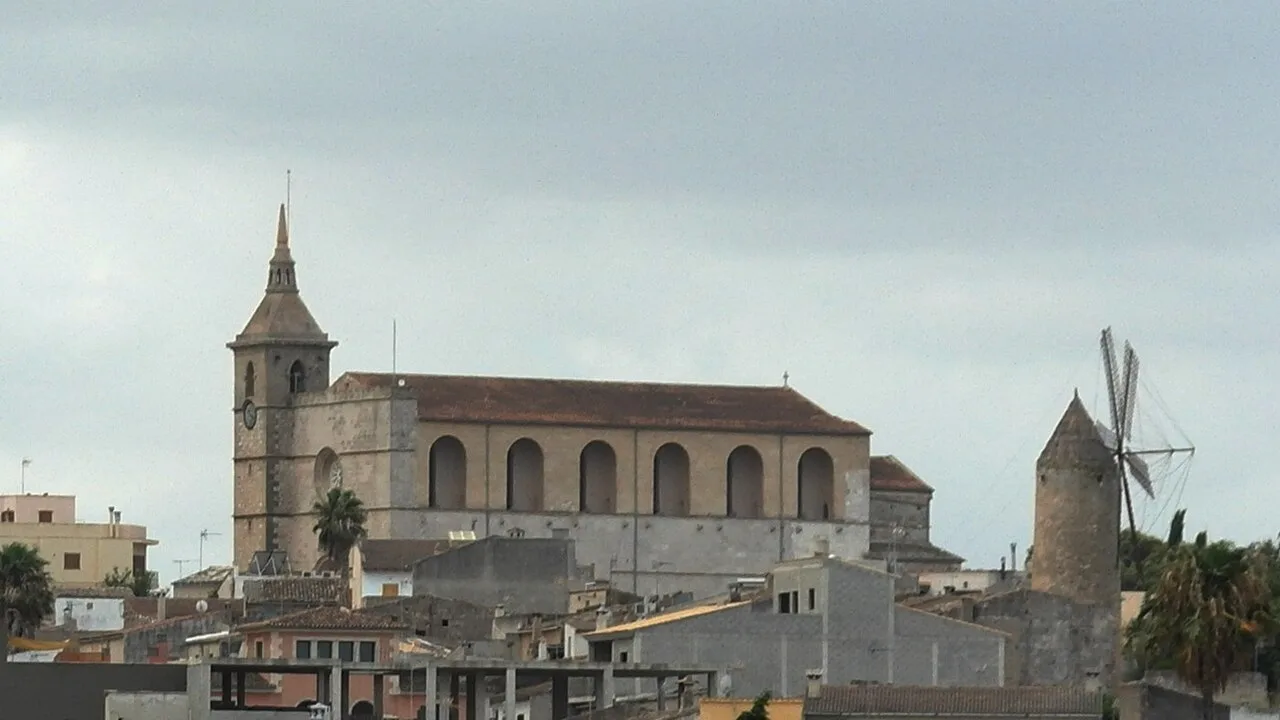 Große Kirche mit Glockenturm in Santa Margalida, Balearen.