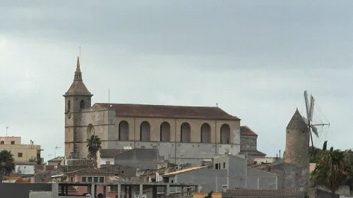 Große Kirche mit Glockenturm in Santa Margalida, Balearen.