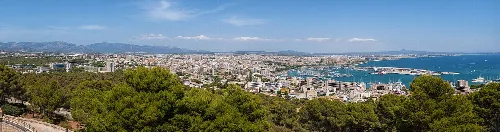 Panoramablick auf Palma von Castell de Bellver, mit Stadt, Hafen und Meer.