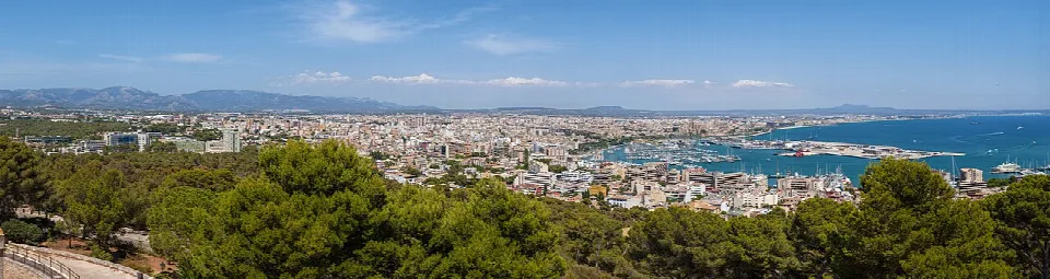 Panoramablick auf Palma von Castell de Bellver, mit Stadt, Hafen und Meer.