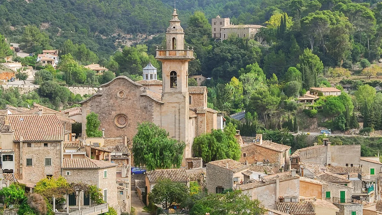 Dächer und eine Kirche im Dorf Valldemossa in Mallorca.