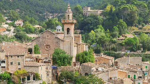 Dächer und eine Kirche im Dorf Valldemossa in Mallorca.