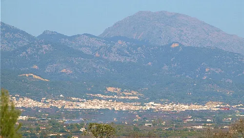 Dorf Lloseta und Berg Tomir im Hintergrund.