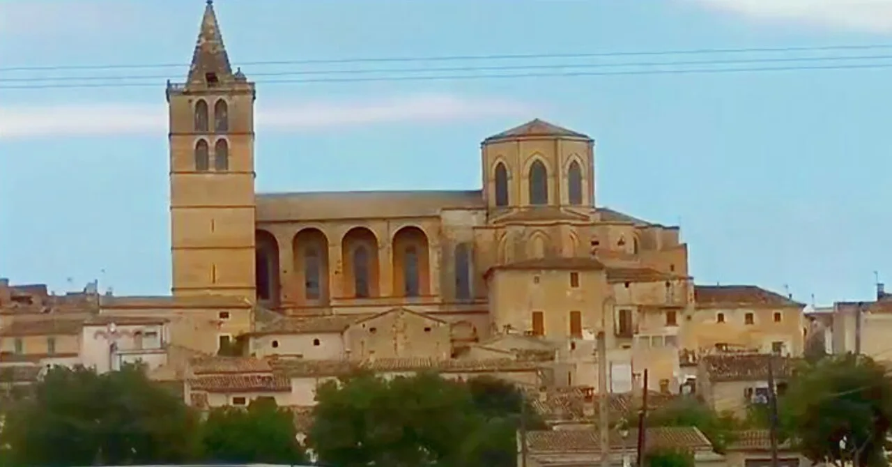 Blick auf die Kirche und den Markt in Sineu mit blauer Himmel