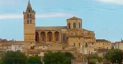 Blick auf die Kirche und den Markt in Sineu mit blauer Himmel
