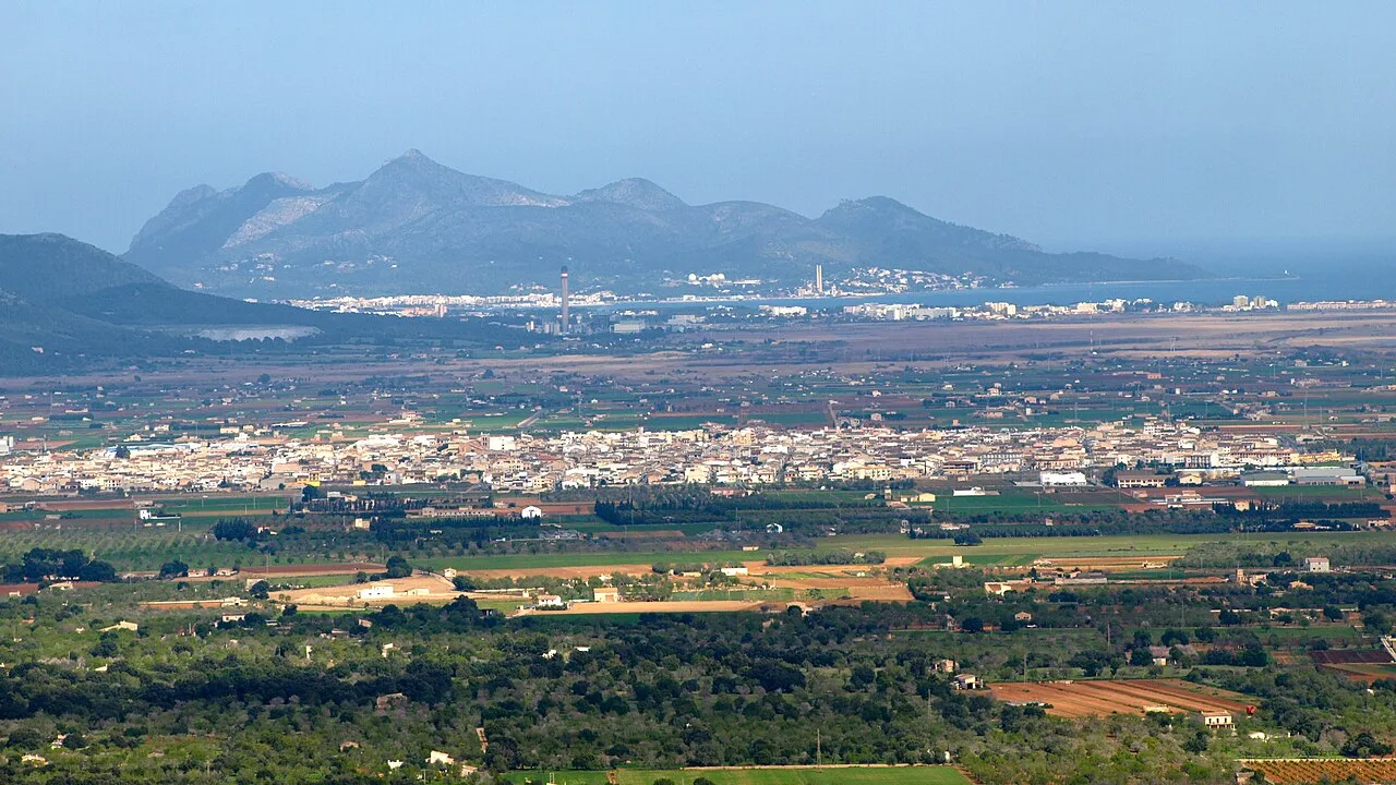 Vista de la localidad de La Puebla, en Baleares (España), desde el pico de Santa Magdalena