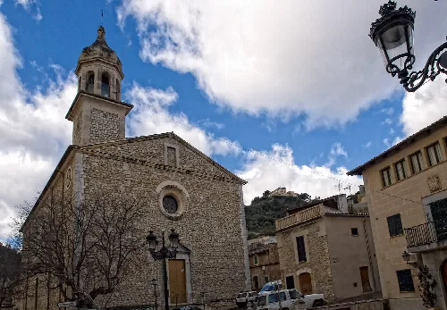 Steinige Kirche mit Glockenturm in Mancor de la Vall.