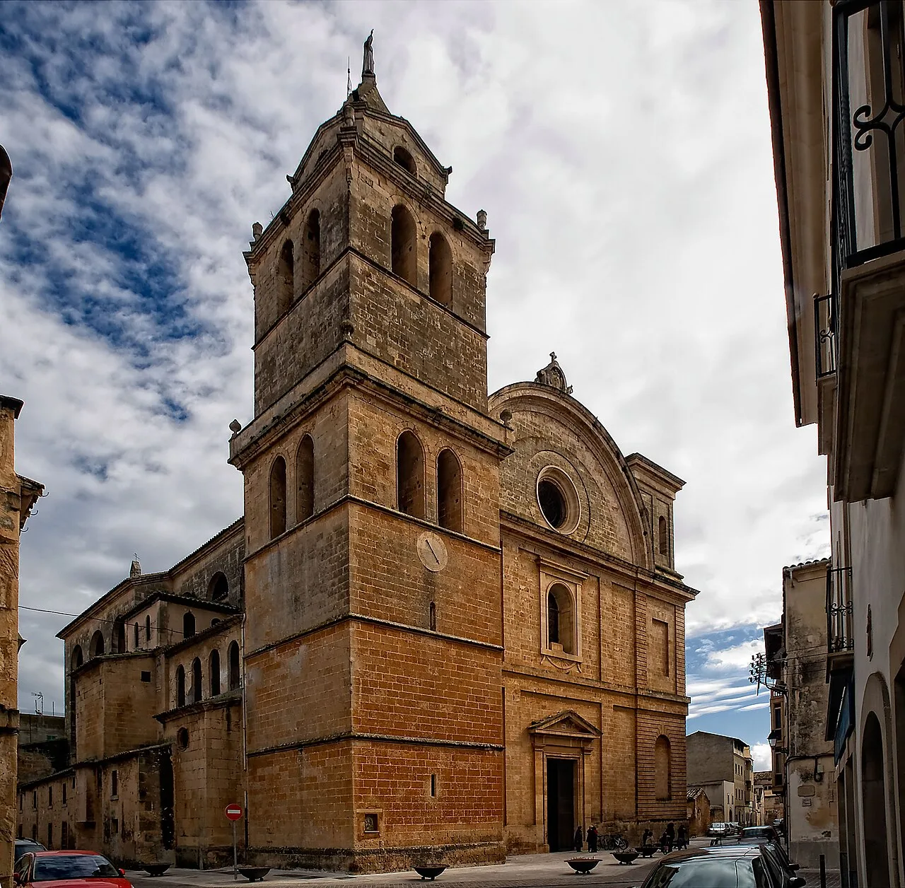Steinerne Kirche mit hohem Turm in Campos, Mallorca.