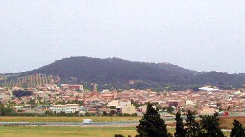 Dorf mit Hügel im Hintergrund in Mallorca.