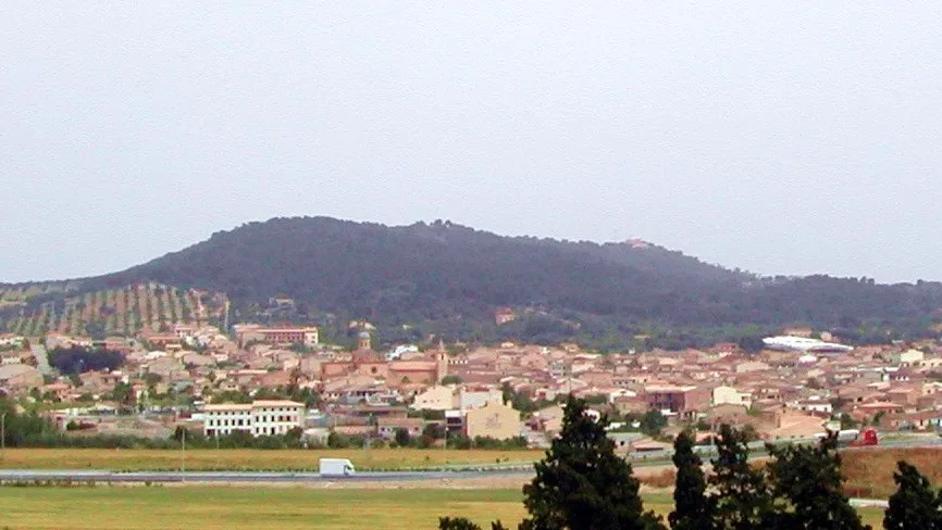 Dorf mit Hügel im Hintergrund in Mallorca.
