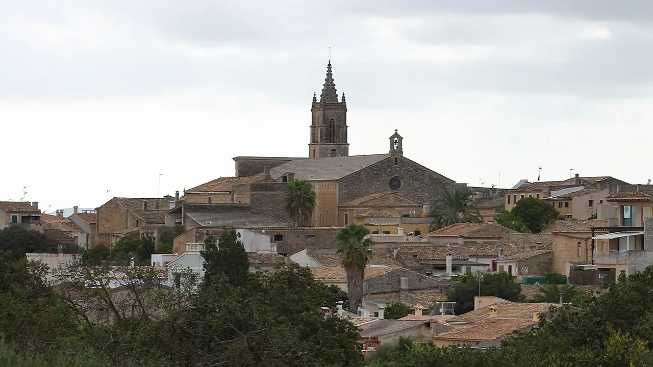 Stadtansicht von Llubí mit Kirche und Häusern.