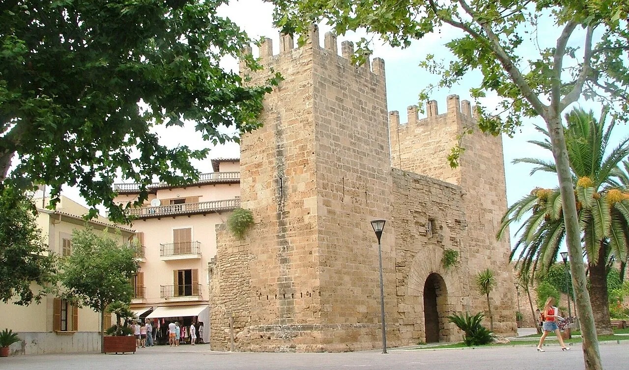 Steinernes Stadttor mit Zinnen und Bogen in Alcúdia.