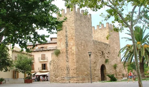 Steinernes Stadttor mit Zinnen und Bogen in Alcúdia.
