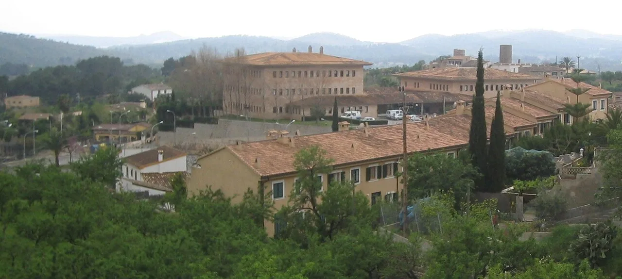Dorf mit alten Gebäuden und grünen Bäumen in Calvià, Mallorca.