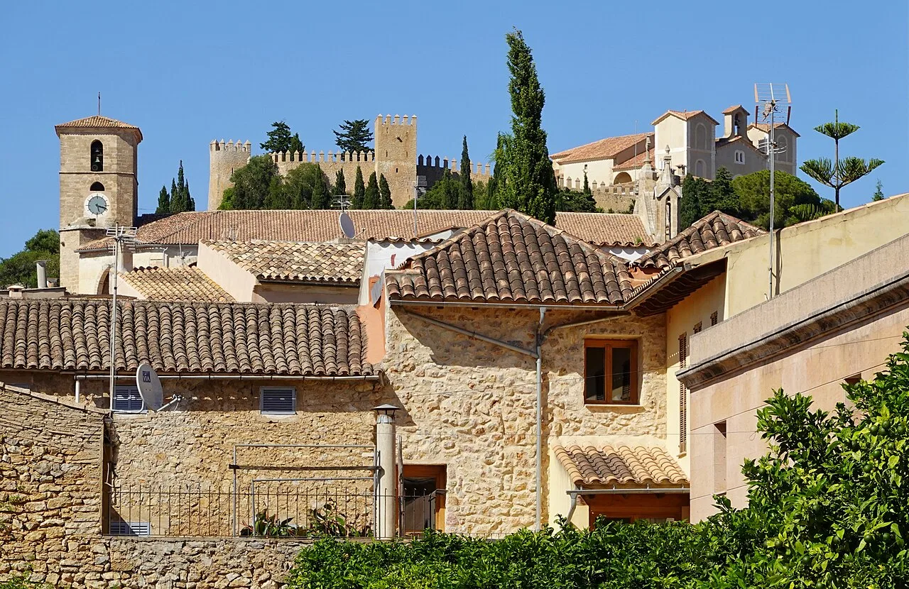 Gebäude und Burg in Artà, Mallorca, Spanien