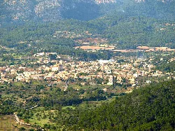 Pueblo de Calvià con montañas al fondo, visto desde el mirador.