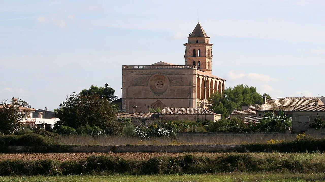 Kirche mit Turm in Petra, Mallorca.
