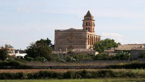 Kirche mit Turm in Petra, Mallorca.