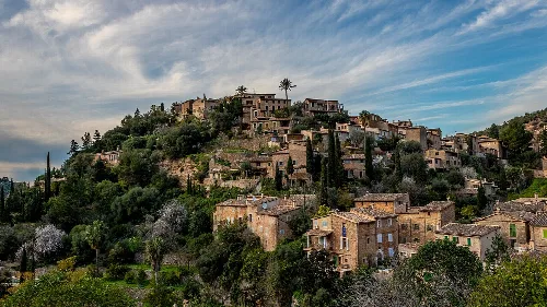 Häuser auf einem Hügel in Deià, Mallorca.