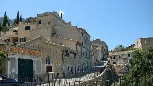 Straße mit Steinhäusern und Parkplak in Estellencs, Mallorca.