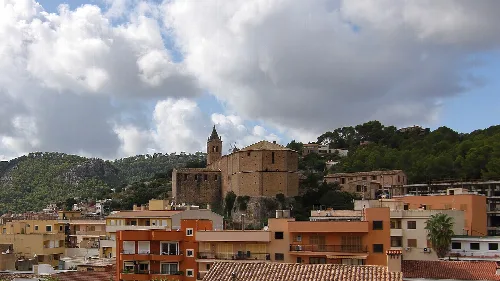 Stadtansicht von Andratx mit Kirche und Bergen.