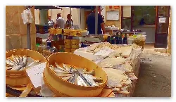 Pescado y carne frescos en un puesto del mercado en Sineu.