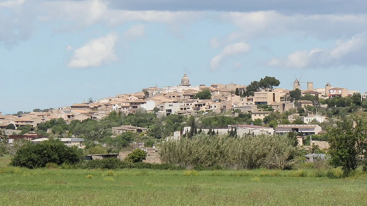 Panorama von Montuïri mit Häusern und Kirche auf dem Hügel.
