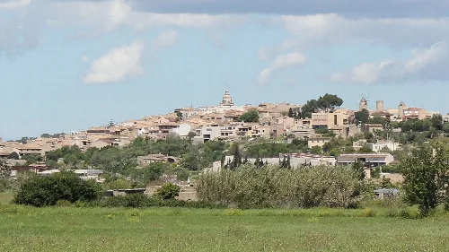 Panorama von Montuïri mit Häusern und Kirche auf dem Hügel.