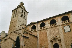 Ansicht der Kirche Santa Maria la Major in Inca mit Glockenturm.