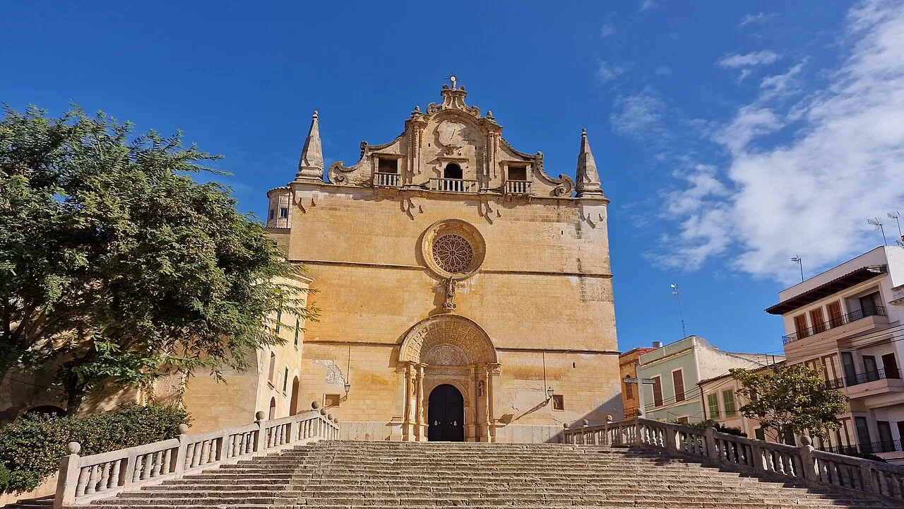 Ansicht der Kirche San Miguel mit Treppe und Himmel.