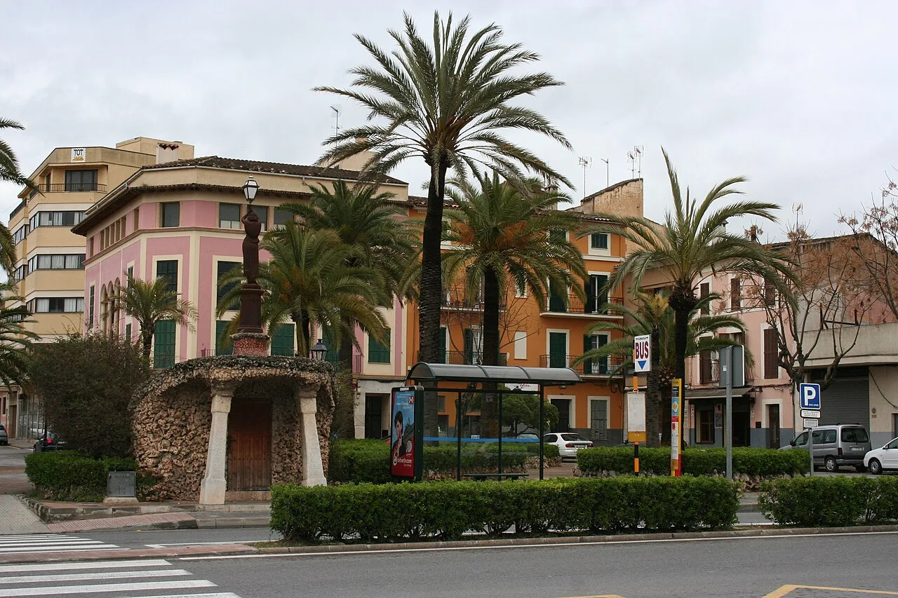 Palmeras y edificios en la Plaza de sa Mora en Manacor.