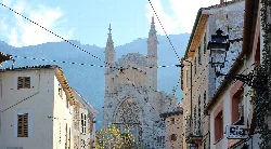 Straßenansicht mit Kathedrale im Hintergrund in Sóller, Mallorca.