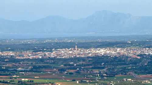 Panorama von Muro mit Bergen im Hintergrund.